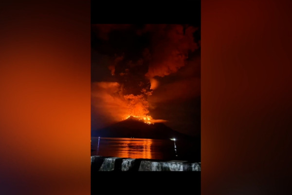 Gunung Ruang Kembali Erupsi Dan Berstatus Awas Bnbp Lakukan Evakuasi