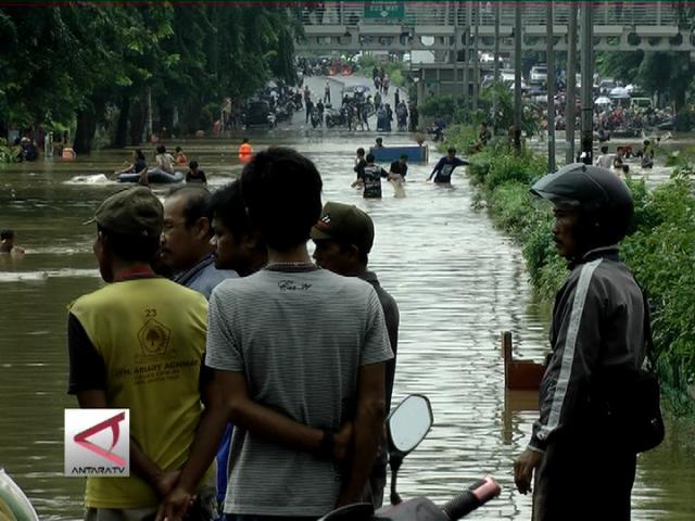 Lalu Lintas Di Otista Raya Terputus