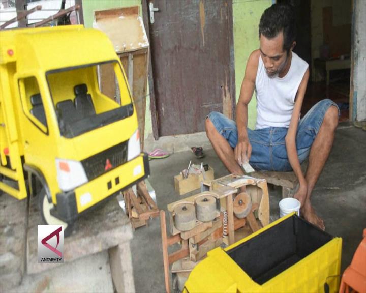 Miniatur Truk Kayu