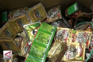 Petugas gabungan razia jamu ilegal