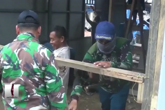 Prajurit TNI-AL bedah 14 rumah nelayan di Konawe