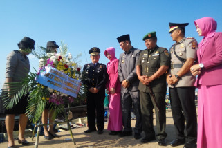 Peringati HUT Bayangkara, Polres Lampung Timur tabur bunga di laut