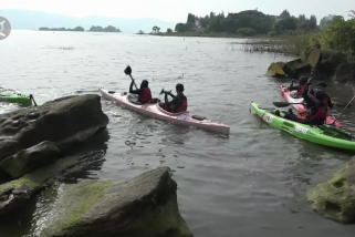 Tekad 6 pelajar pecahkan rekor ekspedisi kayak di Danau Toba