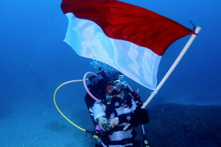 106 penyelam Papua kibarkan bendera di bawah laut