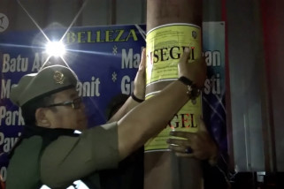 Satpol PP segel reklame ilegal di Kota Bandung