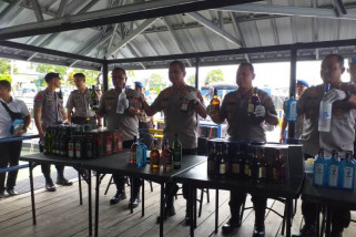 Aksi Polairud tembak kapal pengangkut ribuan miras ilegal (Video)