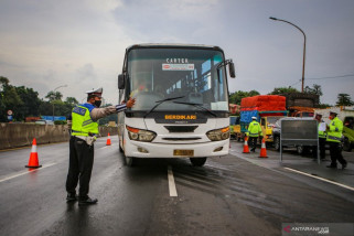Nekad Mudik, Puluhan Kendaraan dari Zona Merah dihadang Polisi (Video)
