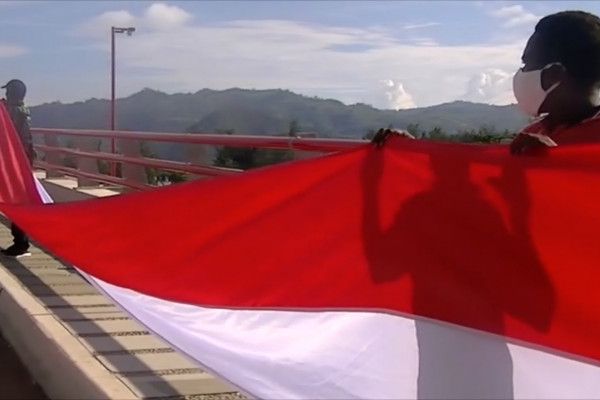 Bendera Merah Putih dibentangkan sepanjang 1,5 KM di Jembatan Merah Youtefa