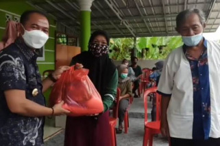 Kembali Bupati Mulkan bagi sembako bagi warga terdampak banjir rob