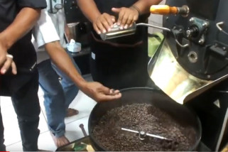 Melatih penjual kopi keliling profesional layaknya barista