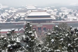 Melihat Istana Kota Terlarang berselimut salju dari puncak Jingshan