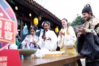 Para ekspatriat nikmati tradisi Tahun Baru Imlek di Chongqing