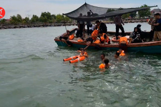 Simulasi pertolongan korban tenggelam untuk edukasi nelayan Aceh