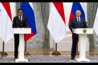 Presiden Joko Widodo dan Presiden Vladimir Putin sampaikan keterangan pers bersama