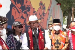 Ridwan Kamil beraksi dalam panggung terapung situ Rawa Kalong Depok