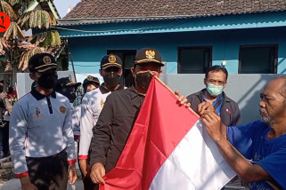 Wali Kota Madiun blusukan bagikan bendera merah putih untuk warga