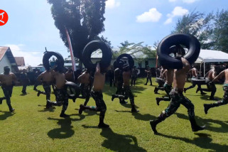 Melihat atraksi Spartan Komando pada HUT Ke-77 TNI di Gorontalo