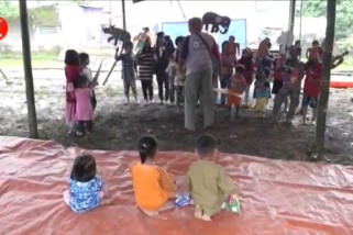 Pendongeng ukir senyuman anak-anak korban gempa Cianjur