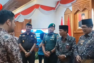 Bupati Bangkalan ditahan KPK, Emil Dardak serahkan SK Plt ke Wabup