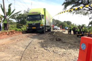 Petugas kawal perbaikan jalan amblas di jalur lintas Sumatra
