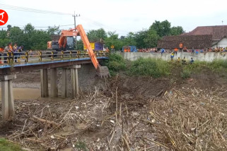 Cegah banjir, petugas Madiun bersihkan sampah tersangkut di jembatan