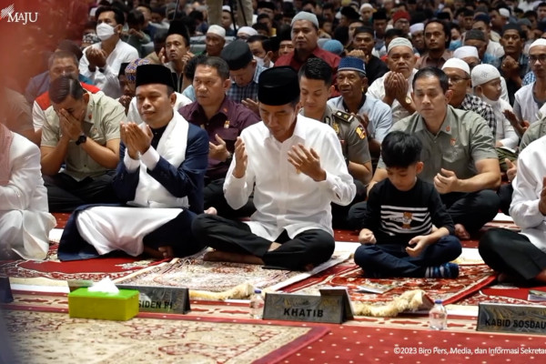 Momen Jan Ethes shalat Jumat di Masjid Istiqlal bareng Presiden Jokowi
