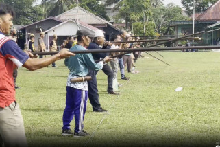 Melihat lomba tradisional sumpit khas Suku Dayak - Video