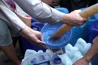 Polri salurkan 80 ribu liter air untuk warga Muara Baru