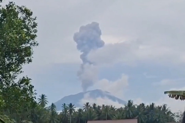 Gunung Ibu kembali semburkan abu vulkanik setinggi 1.500 meter