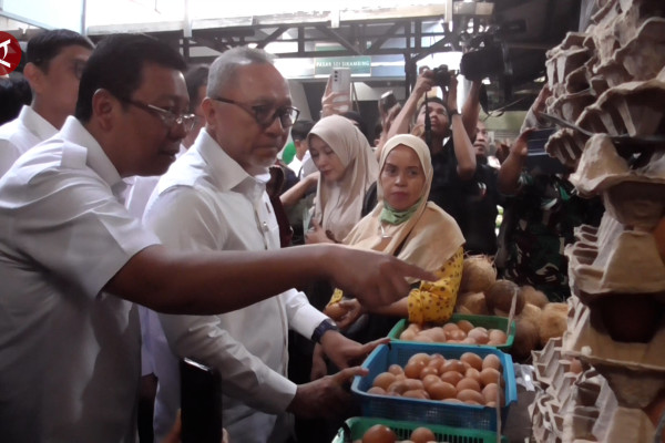 Menko Zulhas dan Mendag Budi Santoso blusukan di pasar Sei Sikambing