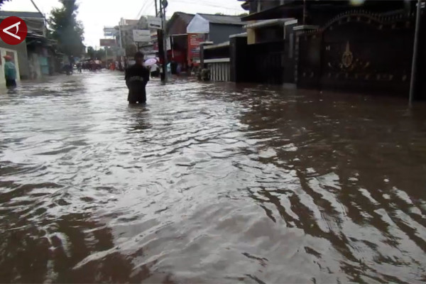 Hujan deras selama tiga jam sebabkan Kota Jember dikepung banjir