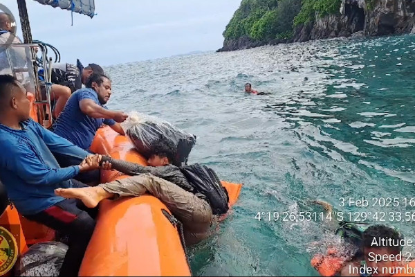 KM Rajawali Perkasa karam di Laut Banda, Tim SAR selamatkan 11 ABK