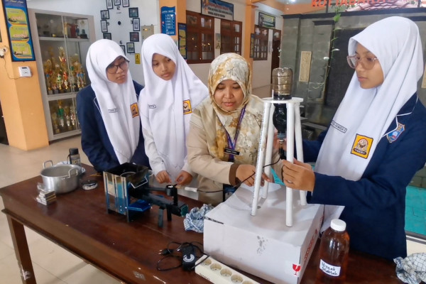 Pelajar Solo ciptakan kompor berbahan bakar oli bekas dan jelantah