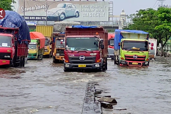 Jalan Kaligawe Raya Semarang masih terendam banjir