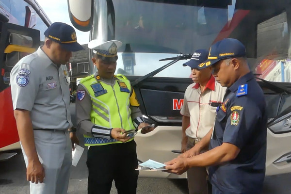 Polisi periksa kelaikan bus di Terminal Madureso Temanggung