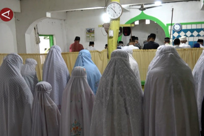 Jamaah Tarekat Naqsabandiyah di Padang rayakan Idul Fitri hari ini - ANTARA Sumatera Barat