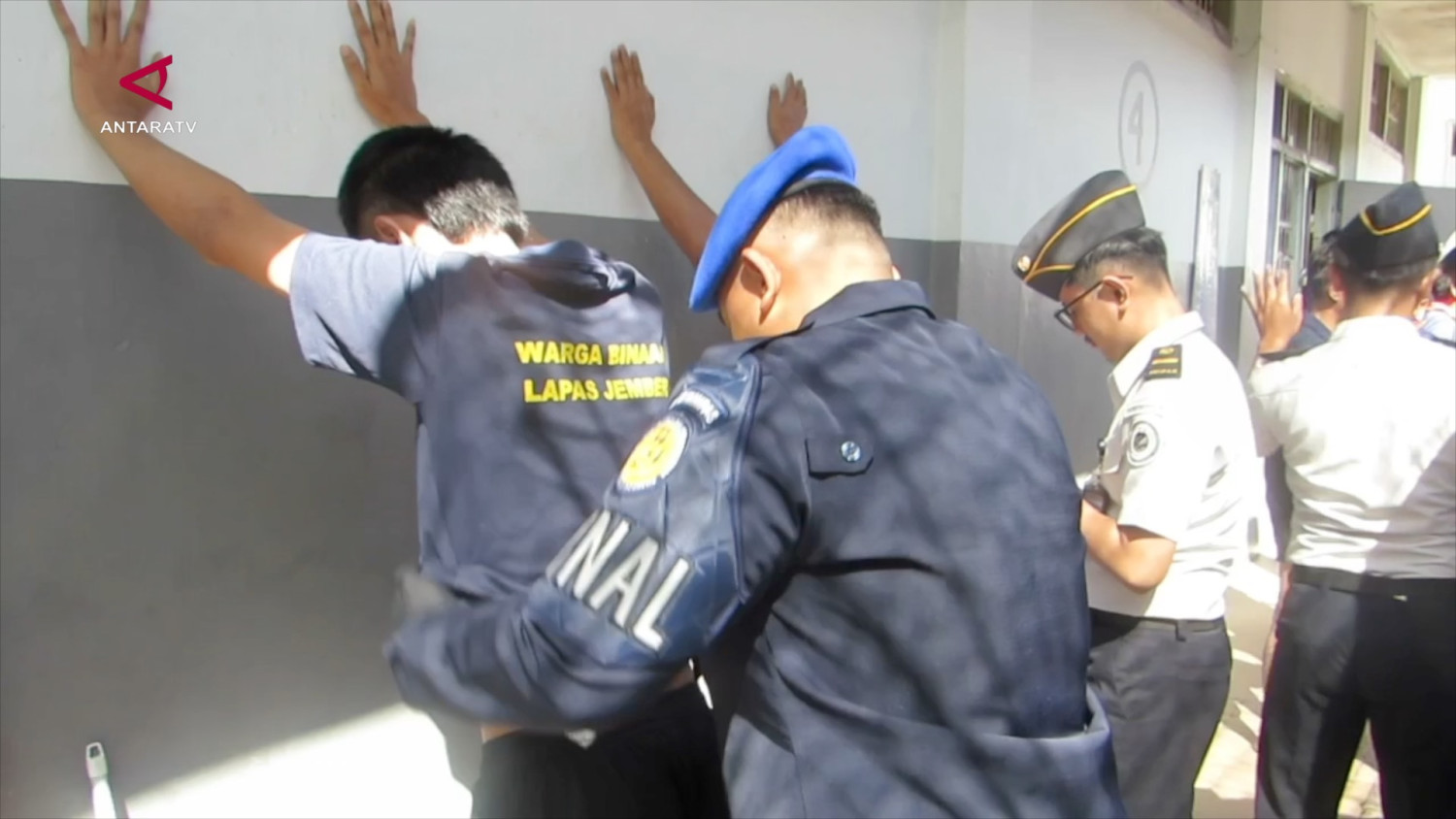 Cegah peredaran narkoba, petugas gabungan geledah Lapas Jember