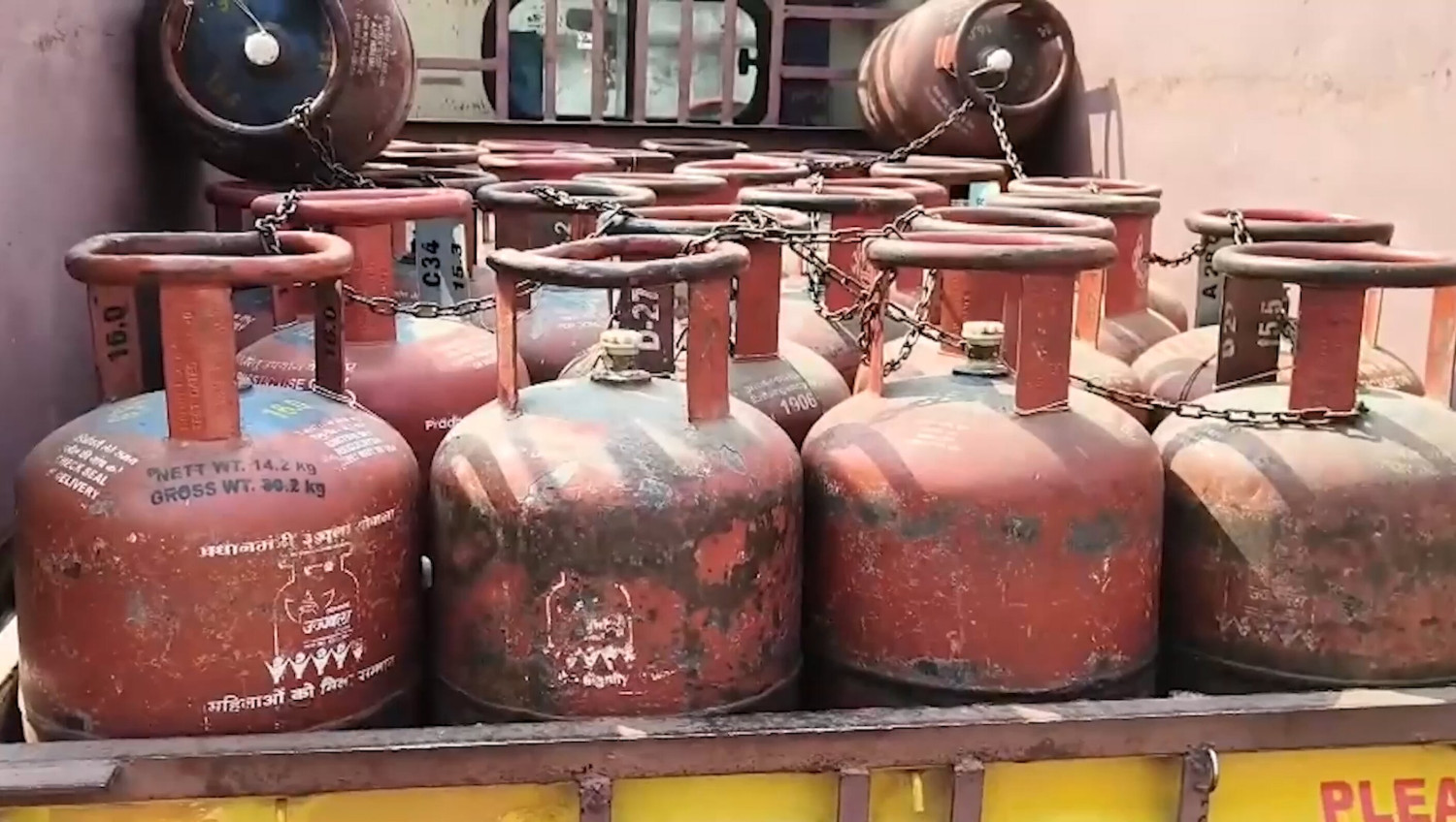 Harga tabung gas LPG komersial di India melonjak